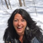 Image de Carole Poirier, co-fondatrice du Poirier de l'Amour, portant un bijou énergétique.