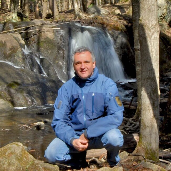 Marcel Boyer – Cofondateur du Poirier de l’Amour avec Carole Poirier Marcel Boyer, cofondateur du Poirier de l'Amour, avec un sourire radieux.